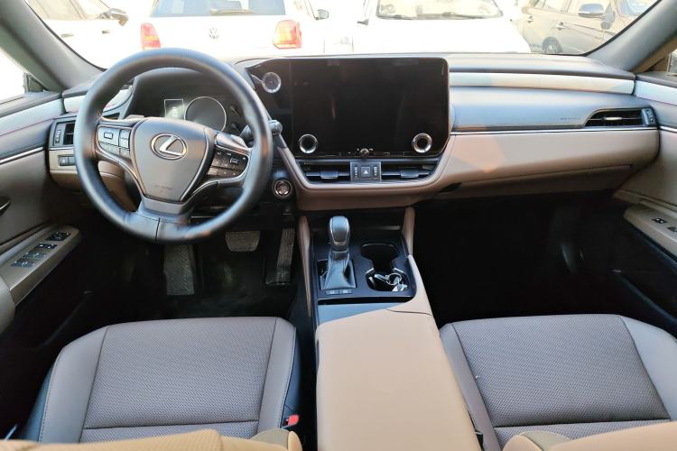 Used Lexus ES 2025 300h Deluxe Edition
