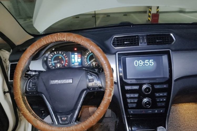 Used Haval H2 2017 Red-Label 1.5T Manual Two-Wheel Drive Luxury Model Center Console