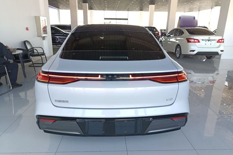 Used Geely Galaxy E8 2024 665 km Range Rear-Drive Starship Long-Range Version
