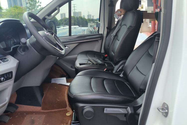 Used SAIC MAXUS Xintu V70 2023 2.0T Elite Edition Manual Transmission Short Wheelbase Low Roof 5/6 Seats (125 hp)