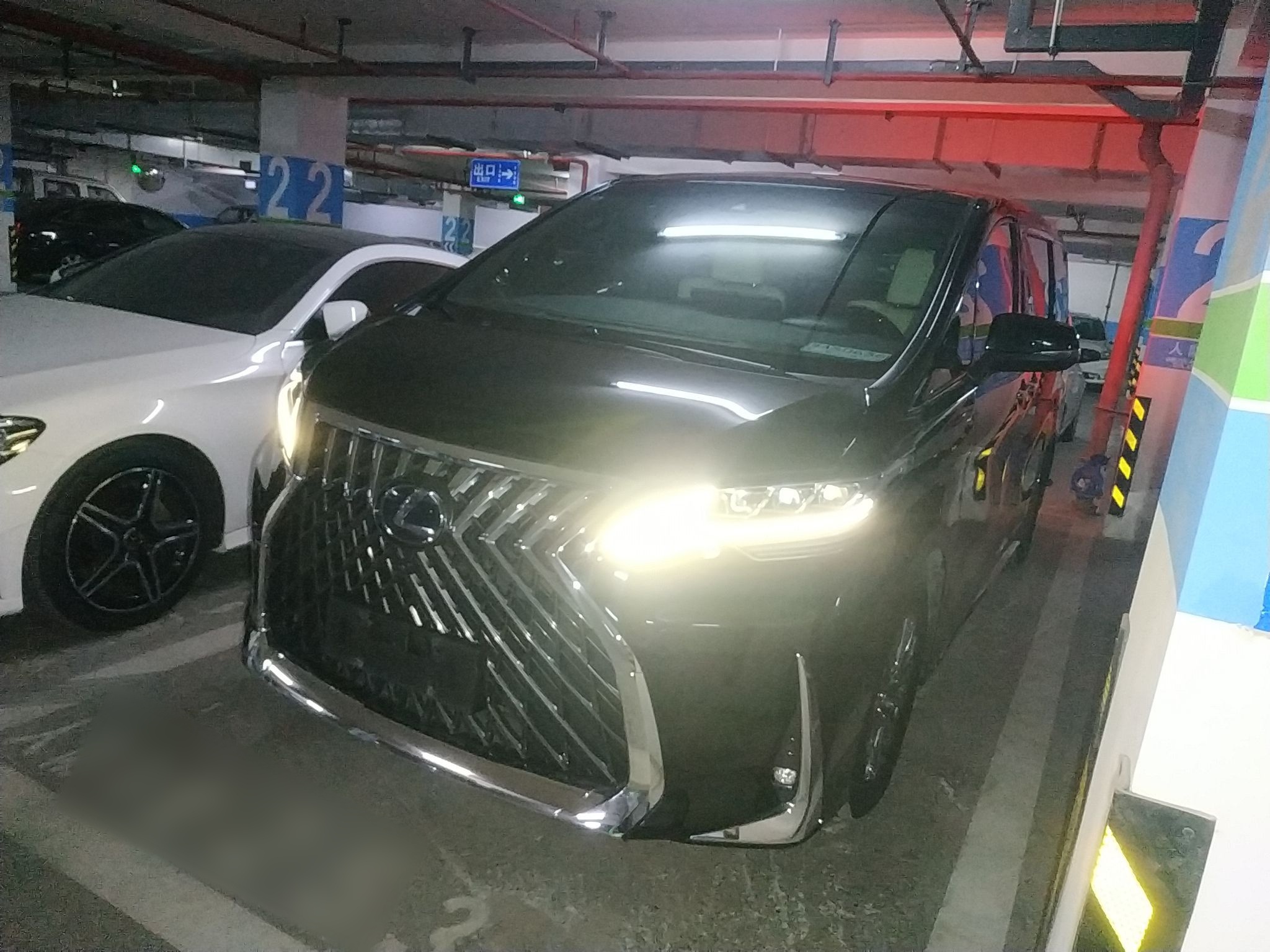 Под передней частью автомобиля