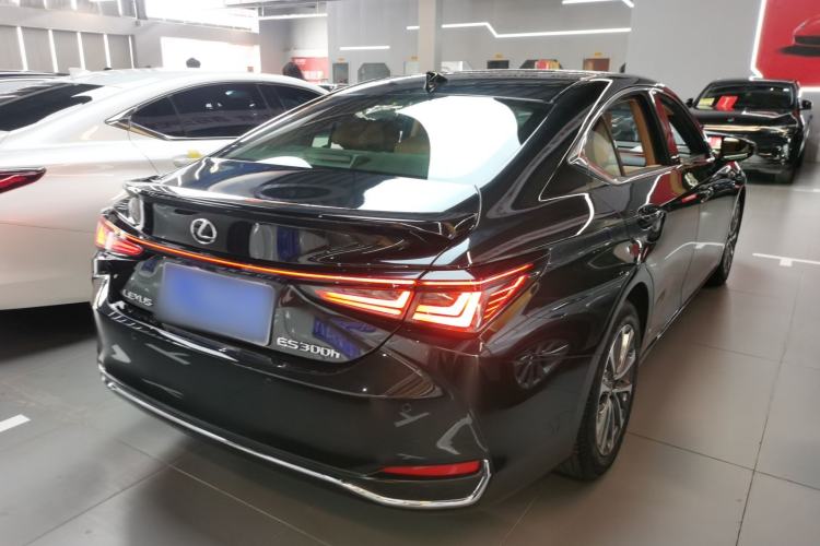 Used Lexus ES 2025 300h Deluxe Edition
