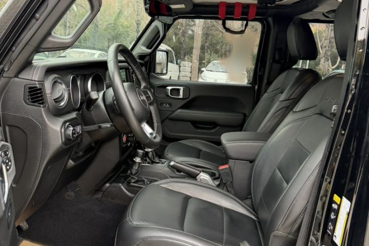 Used Jeep Wrangler 2019 2.0T Sahara Four-Door Version China VI Emission Standard