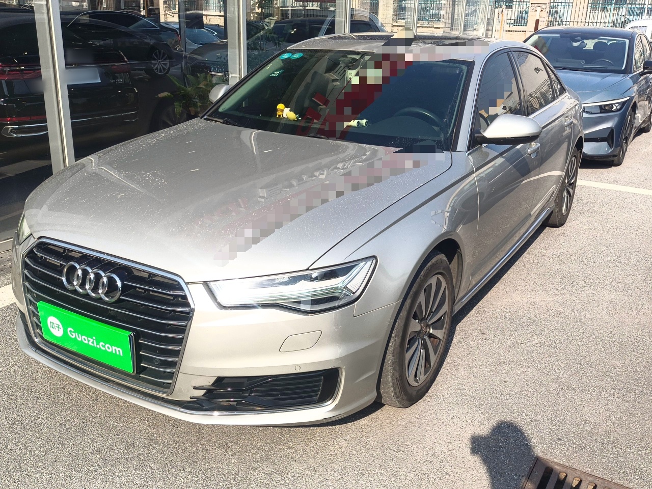 تحت مقدمة السيارة