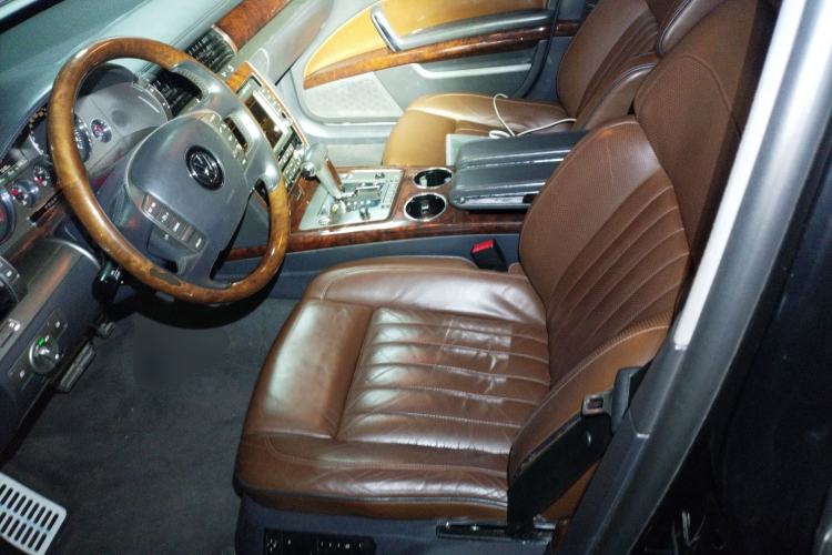 Used Volkswagen Phaeton 2011 4.2L V8 4-seat Extended-Range Individual Edition Left Front Seat