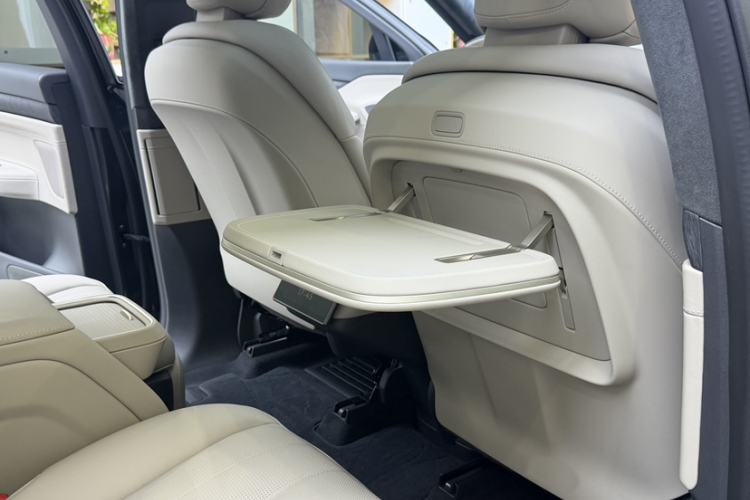 Used Nio ES8 2024 100kWh Signature Edition Interior 8