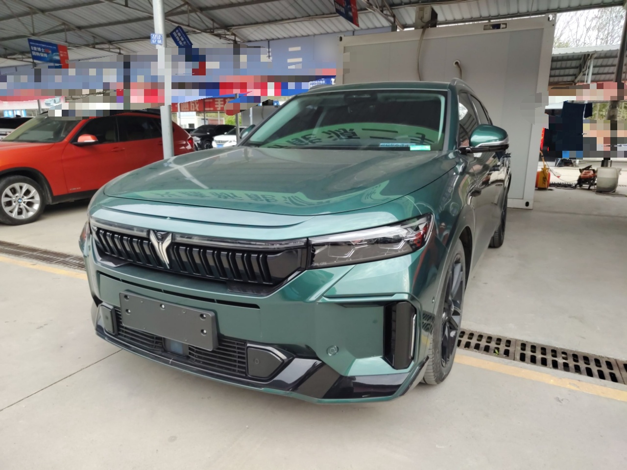 تحت مقدمة السيارة