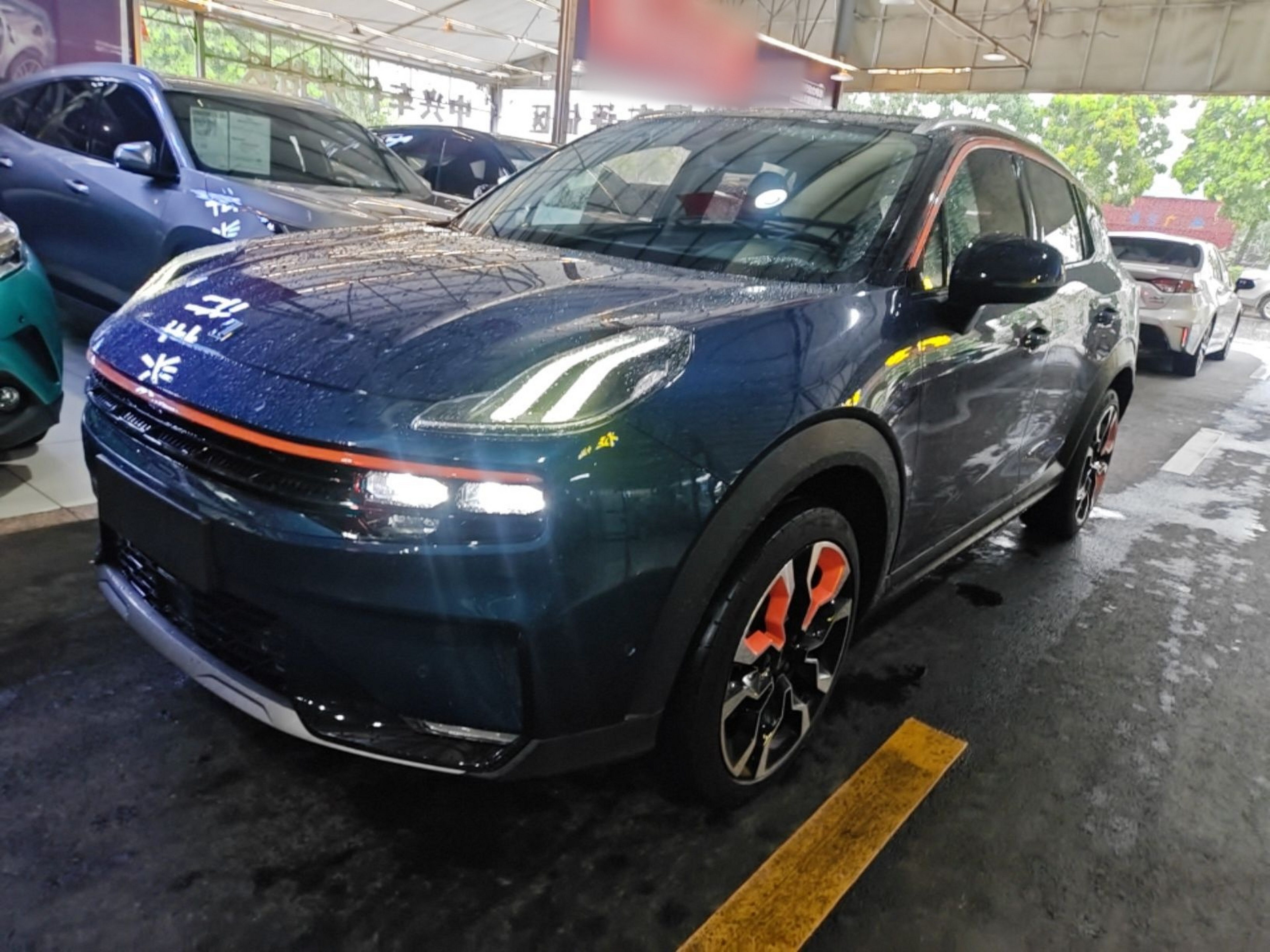 Под передней частью автомобиля