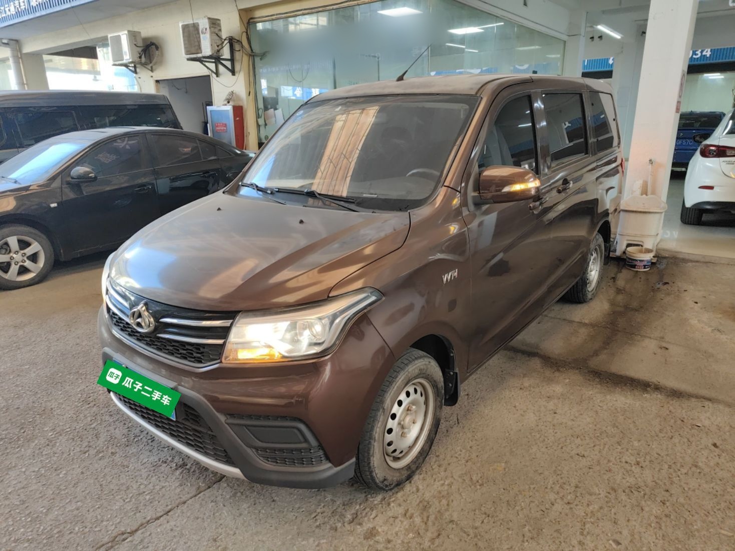 تحت مقدمة السيارة