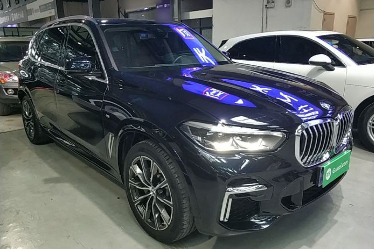 Used BMW X5 2022 Restyled xDrive 30Li M Sport Package Front Right 45 Deg