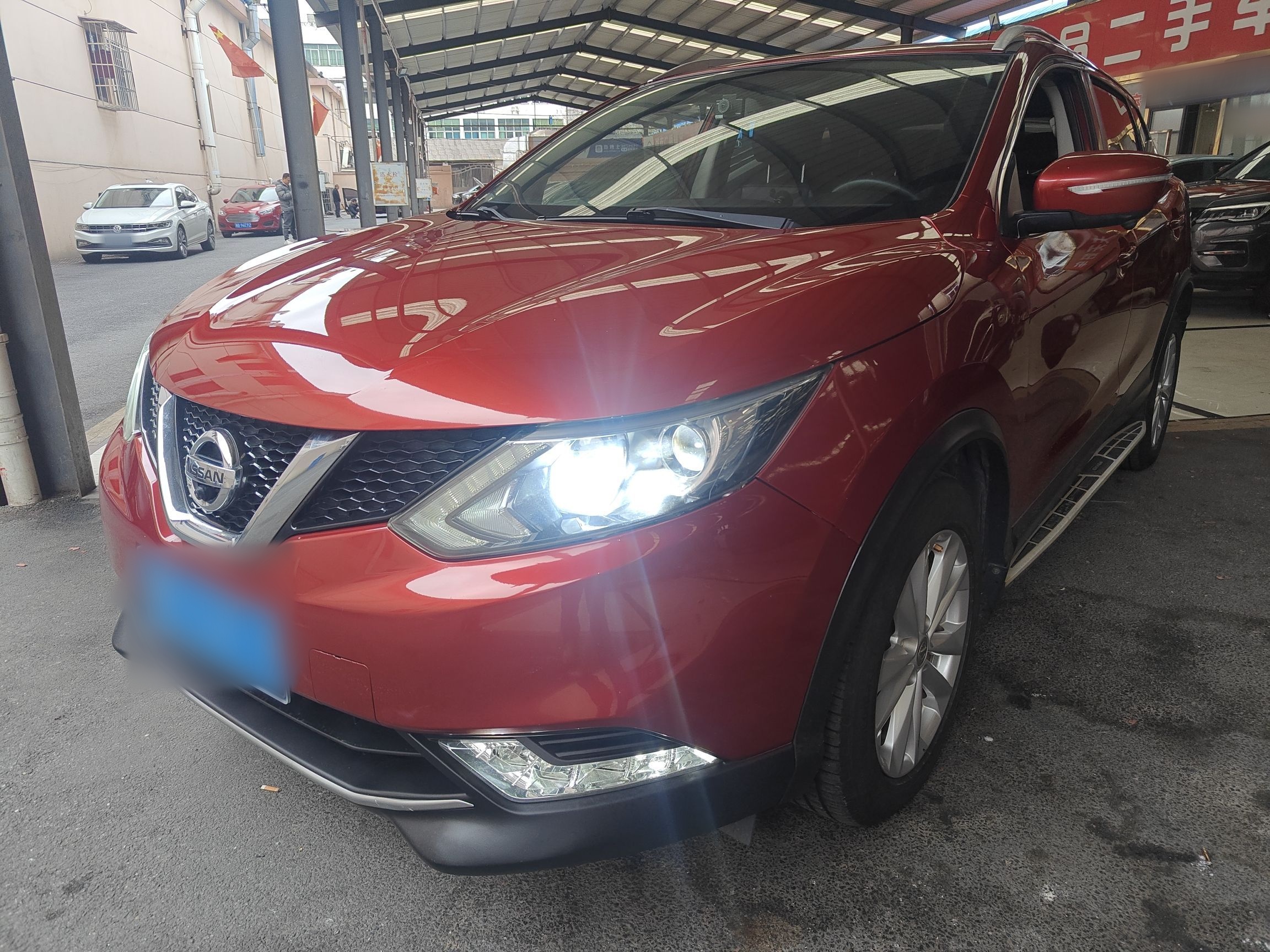 تحت مقدمة السيارة