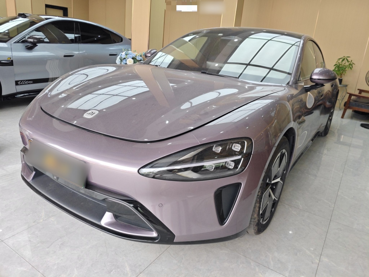 تحت مقدمة السيارة