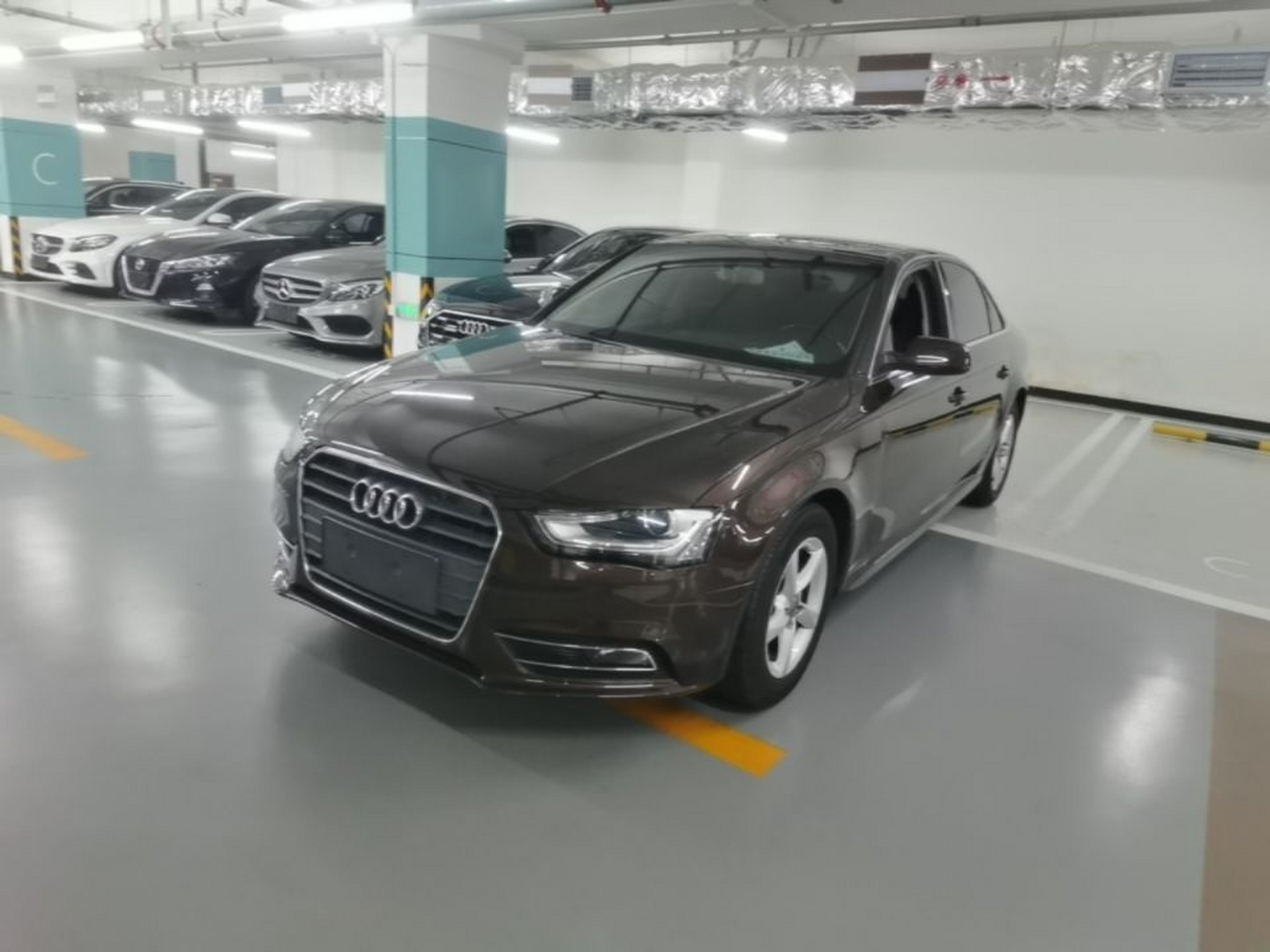 Под передней частью автомобиля