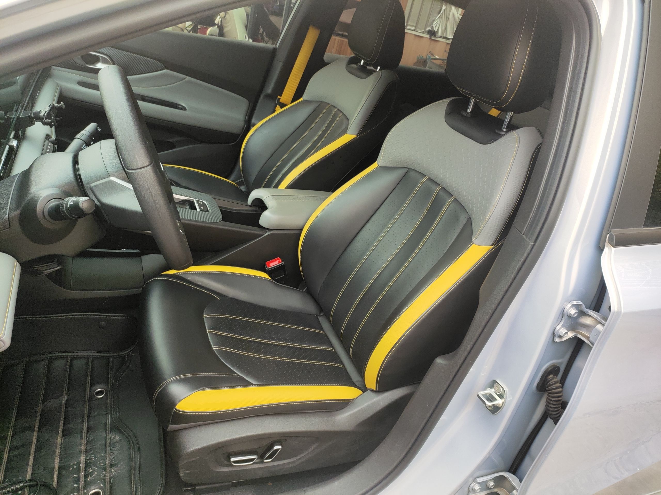 المقاعد الأمامية داخل السيارة