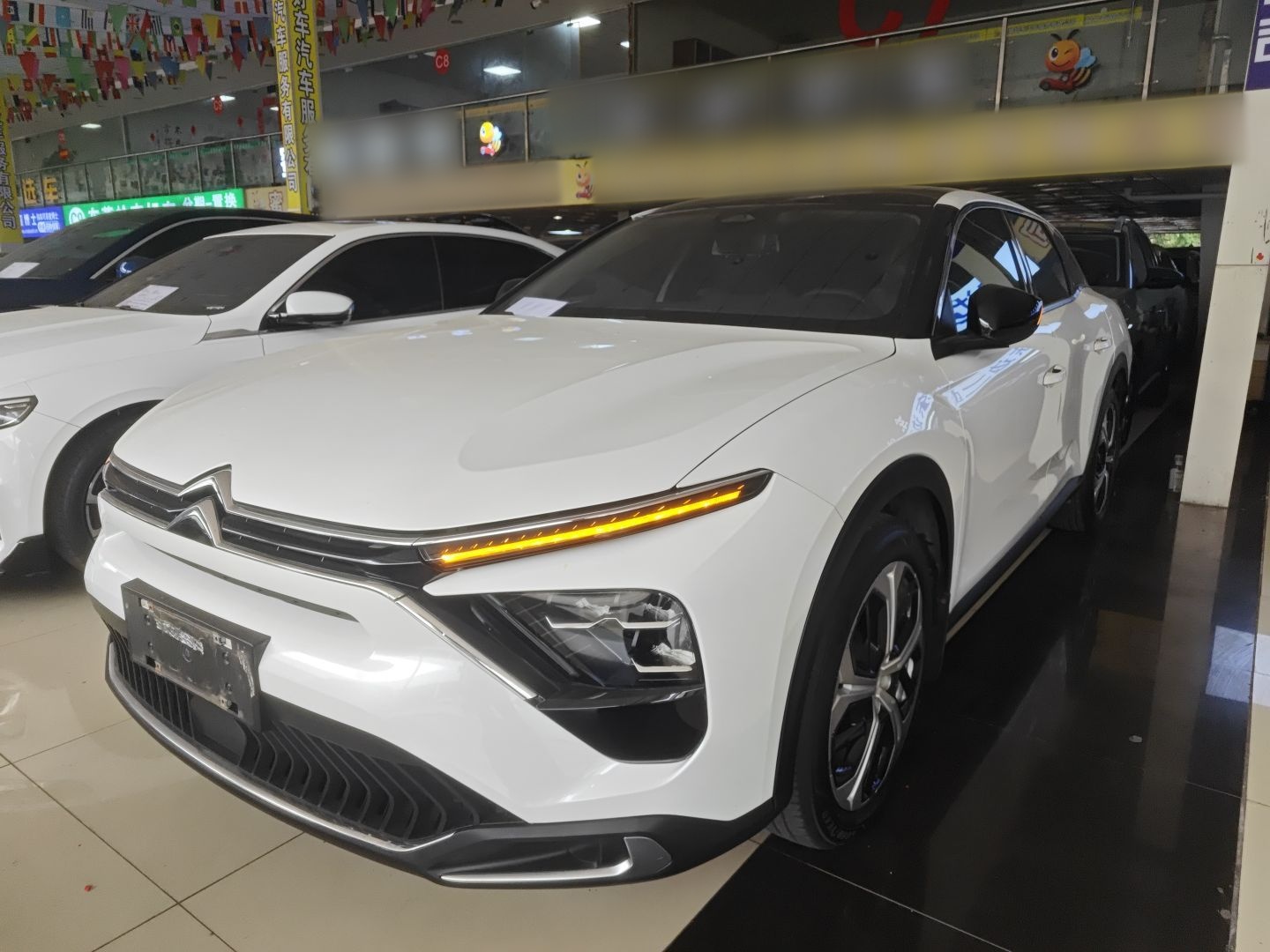 Под передней частью автомобиля