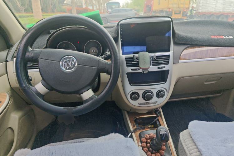 Used Buick Excelle 2015 1.5L Manual Classic Trim Center Console