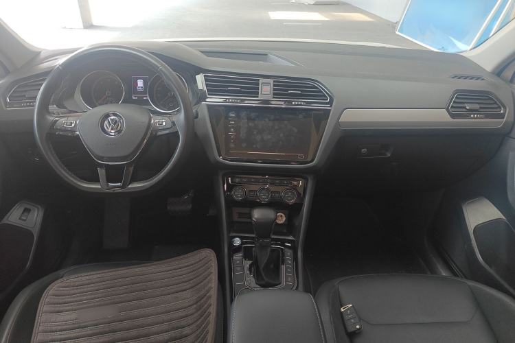 Used Volkswagen Tiguan L 2019 380TSI Automatic All-Wheel Drive Luxury Edition with 7 Seats China VI Standard Center Console