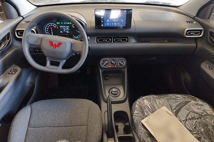 Used Wuling Hongguang New Energy 2024 All-Electric Model 300KM Standard Version Center Console