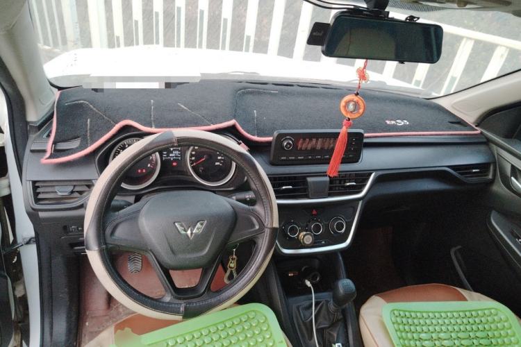 Used Wuling Hongguang S3 2018 1.5L Manual Standard Version China V Standard Center Console