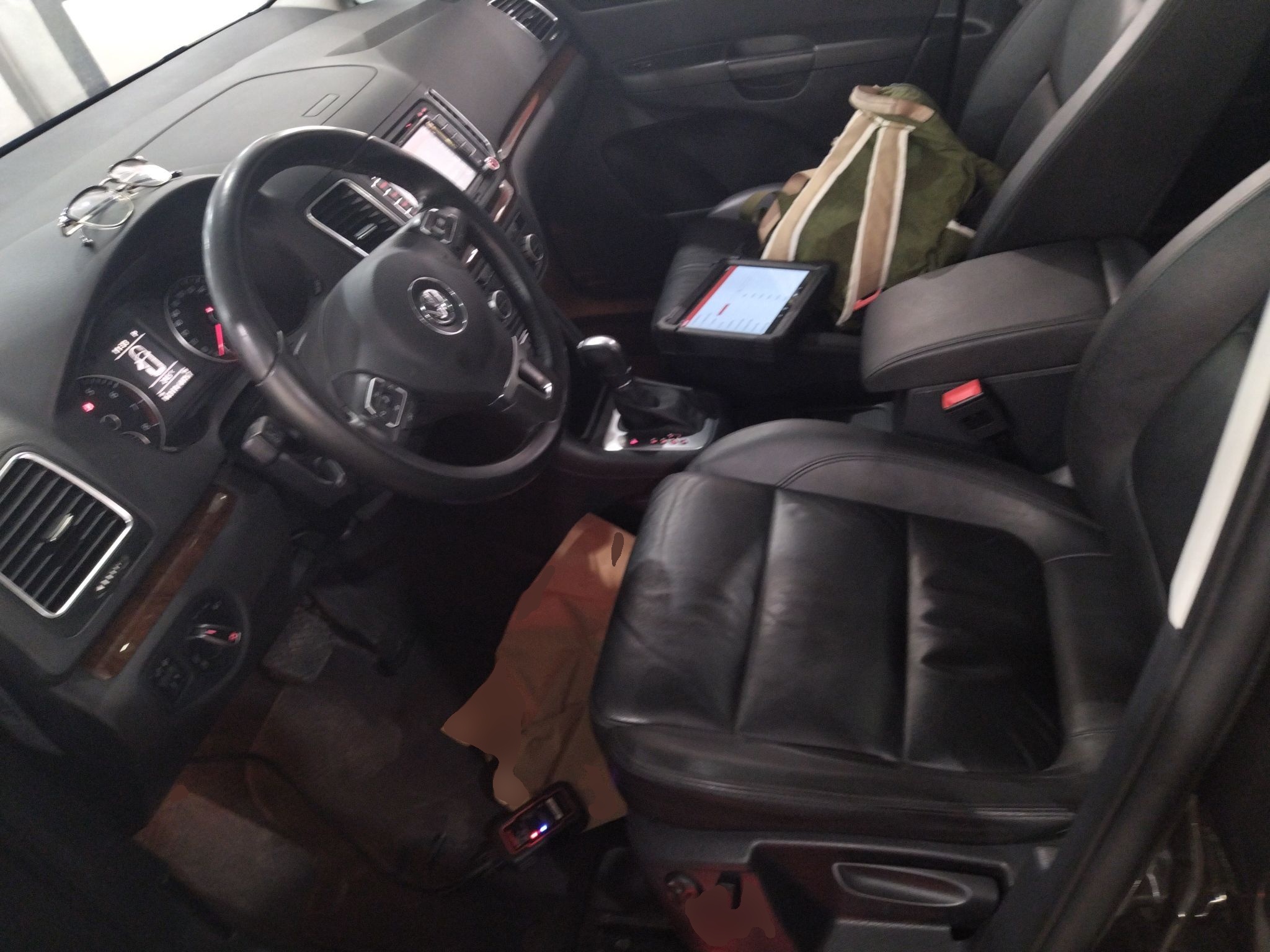 المقاعد الأمامية داخل السيارة