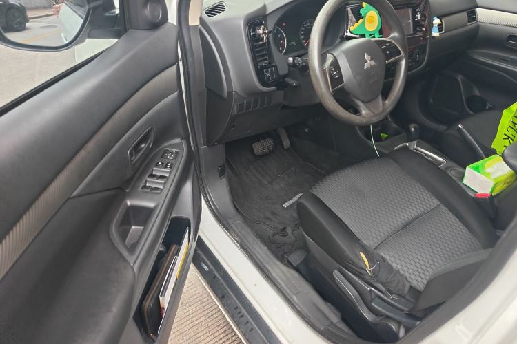 Used Mitsubishi Outlander 2013 2.0L Two-Wheel Drive Sport Navigation Version 5 Seats