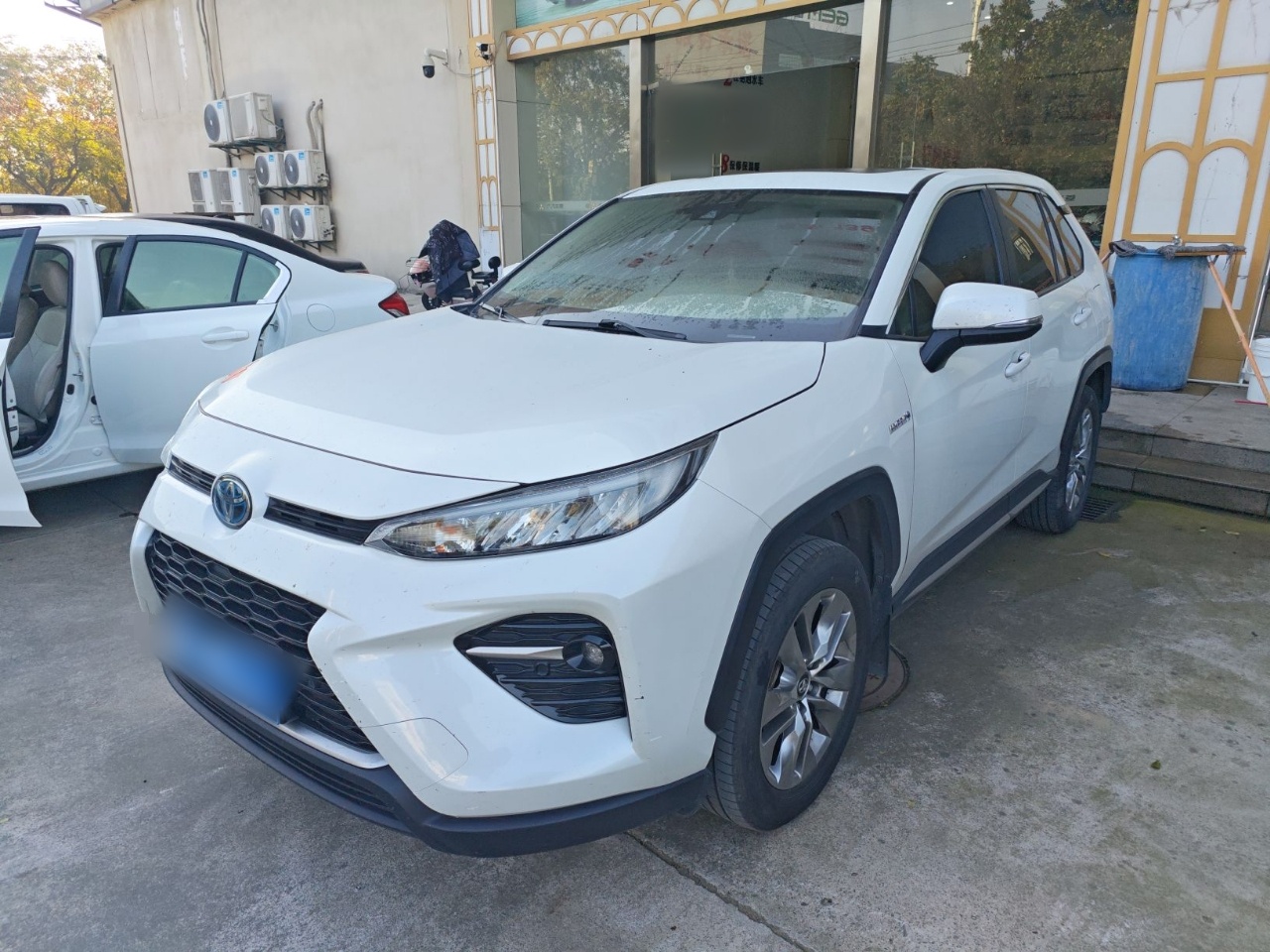 Под передней частью автомобиля