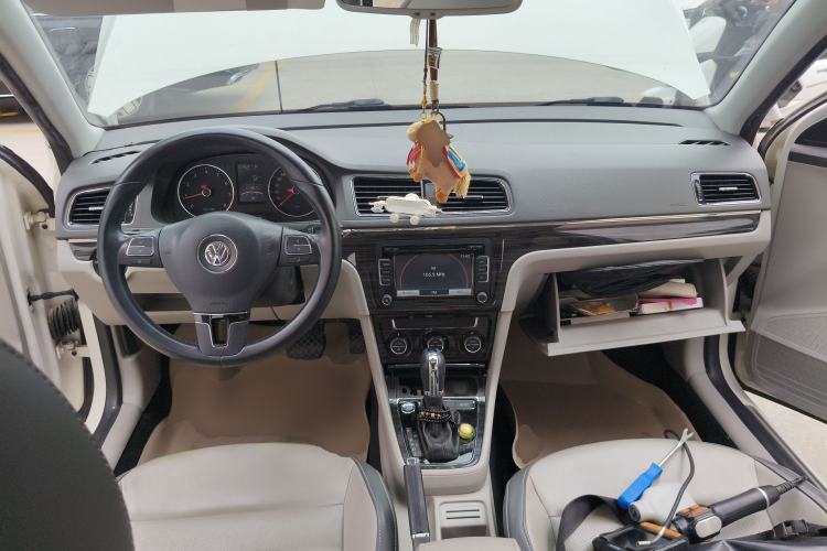 Used Volkswagen Gran Lavida 2013 1.6L Automatic Luxury Model Center Console