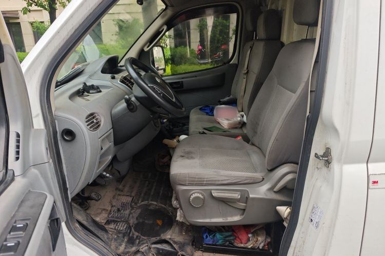 Used SAIC MAXUS Xintu V80 2021 2.0T Manual Classic City Delivery King Long Wheelbase Mid-Roof 3 Seats Driver Seat