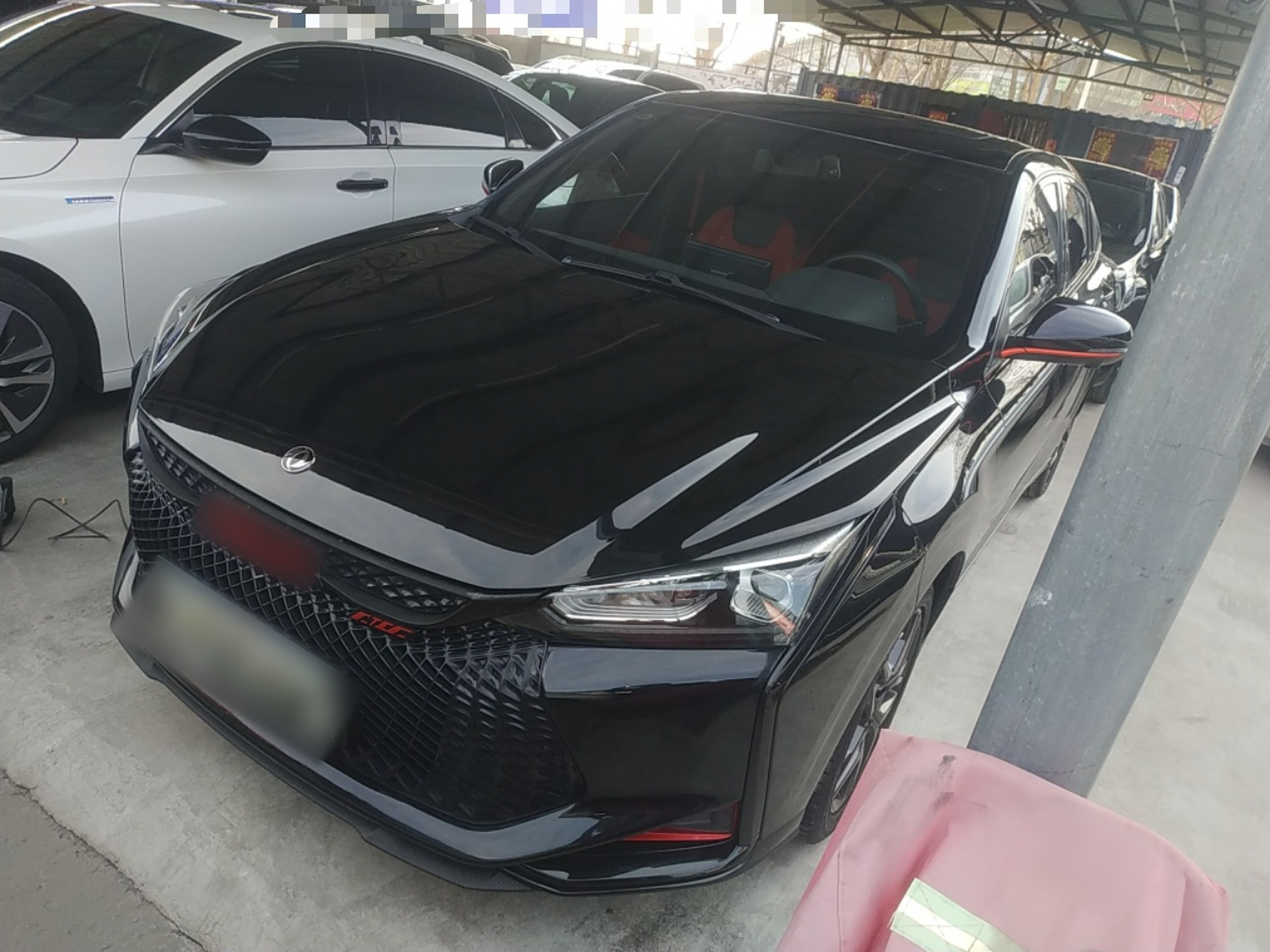 تحت مقدمة السيارة