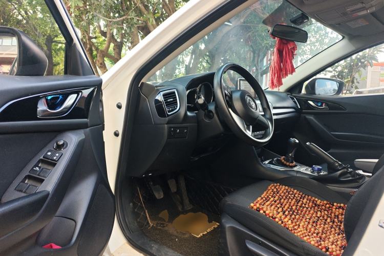 Used Mazda 3 Axela 2016 Sedan 1.5L Manual Luxury Model