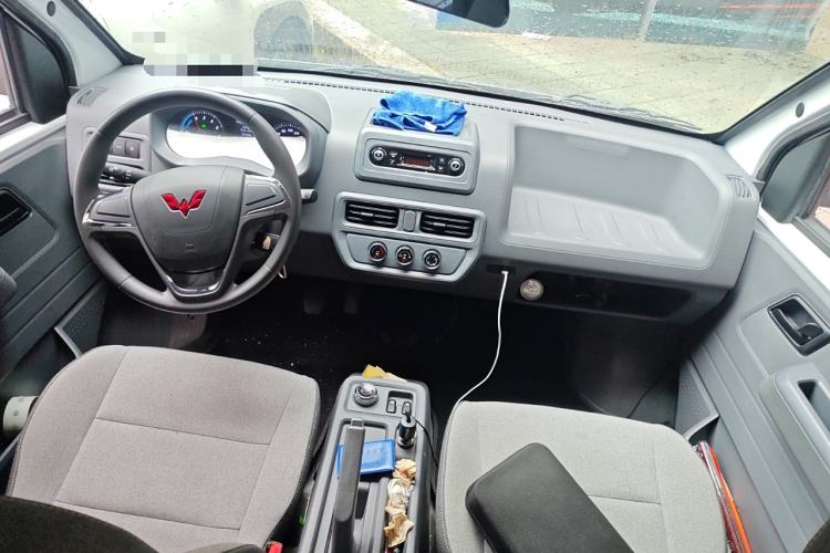 Used Wuling Yangguang 2024 300KM Comfort Version Passenger Van 75kW
