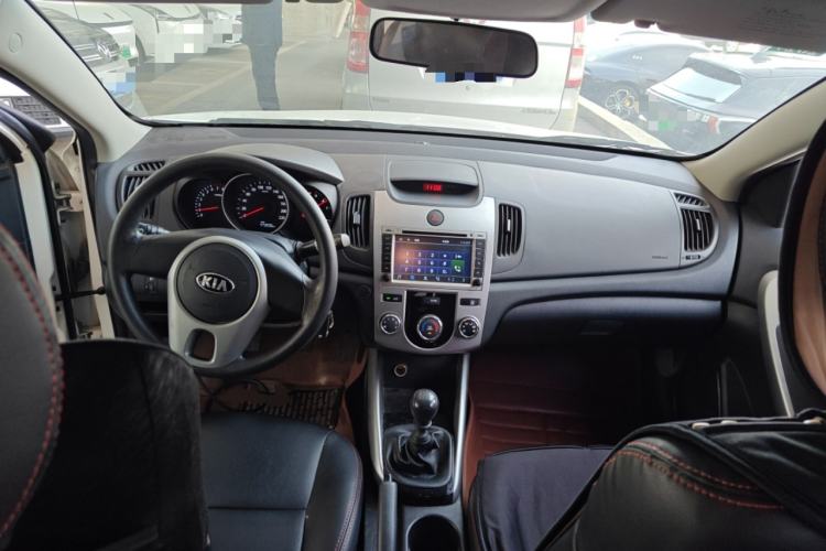 Used Kia Forte 2014 1.6L MT GL Center Console