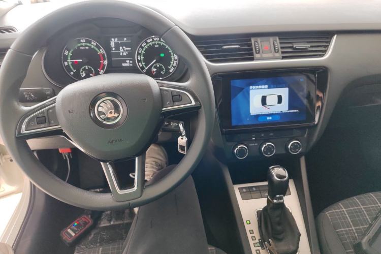 Used Skoda Octavia 2019 TSI230 DSG SmartDrive Comfort Edition China V Standard Center Console