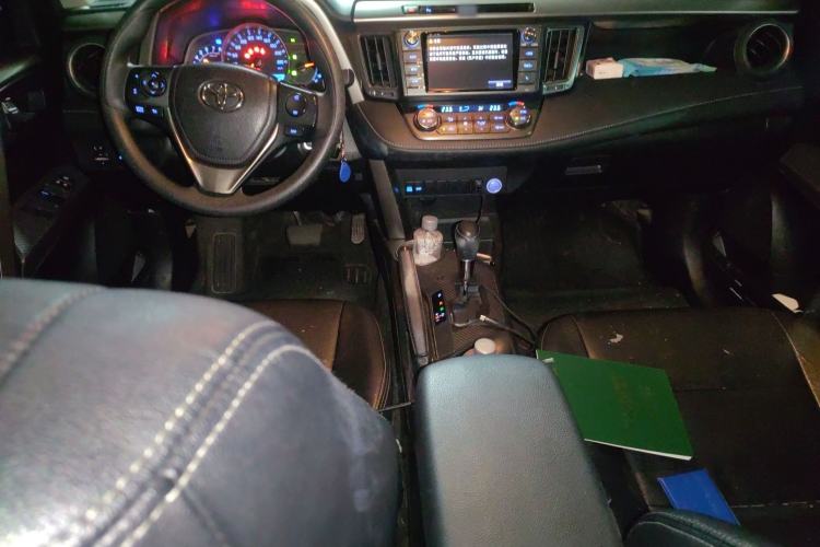 Used Toyota RAV4 2015 2.0L CVT Two-Wheel Drive Fashion Edition Center Console