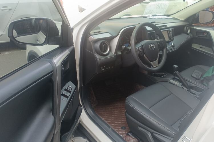 Used Toyota RAV4 2016 2.0L CVT Two-Wheel Drive Fashion Edition China V Standard

