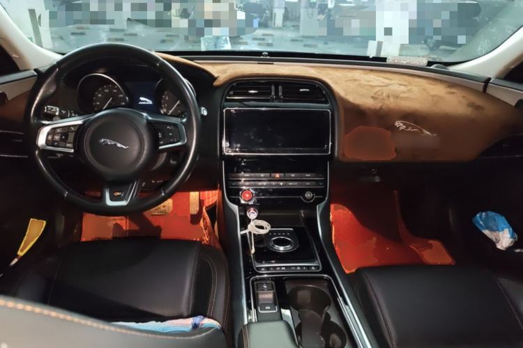 Used Jaguar XEL 2018 2.0T 200 PS Luxury Edition Center Console