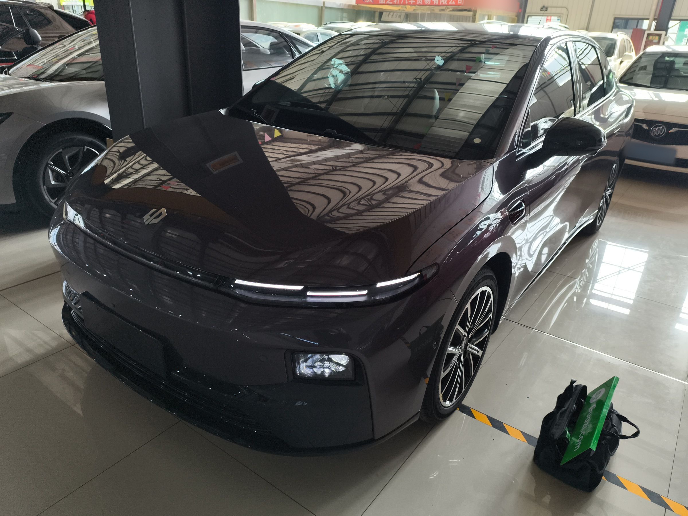 Под передней частью автомобиля