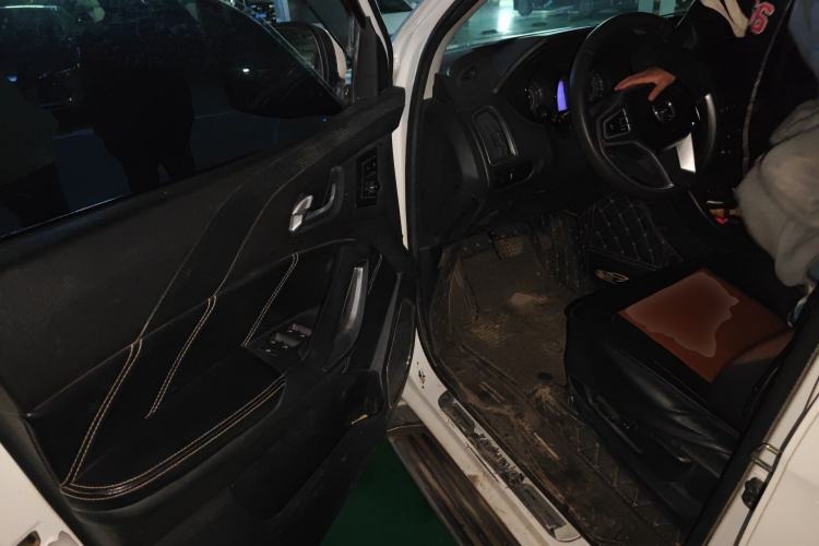 Used JMC Yusheng S350 2017 2.0T Automatic 2WD Diesel Luxury Version with Sunroof 5 Seats
