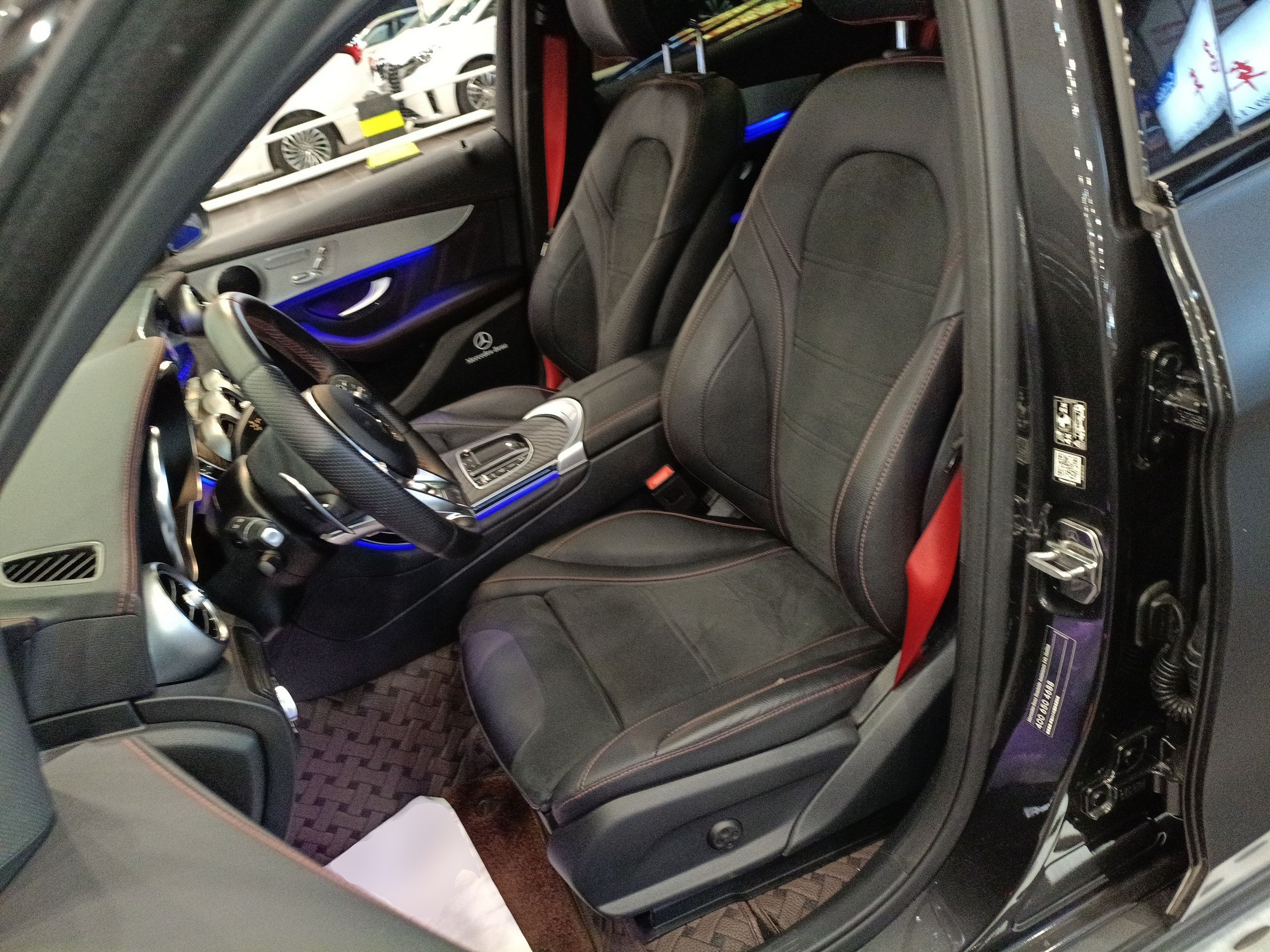 المقاعد الأمامية داخل السيارة