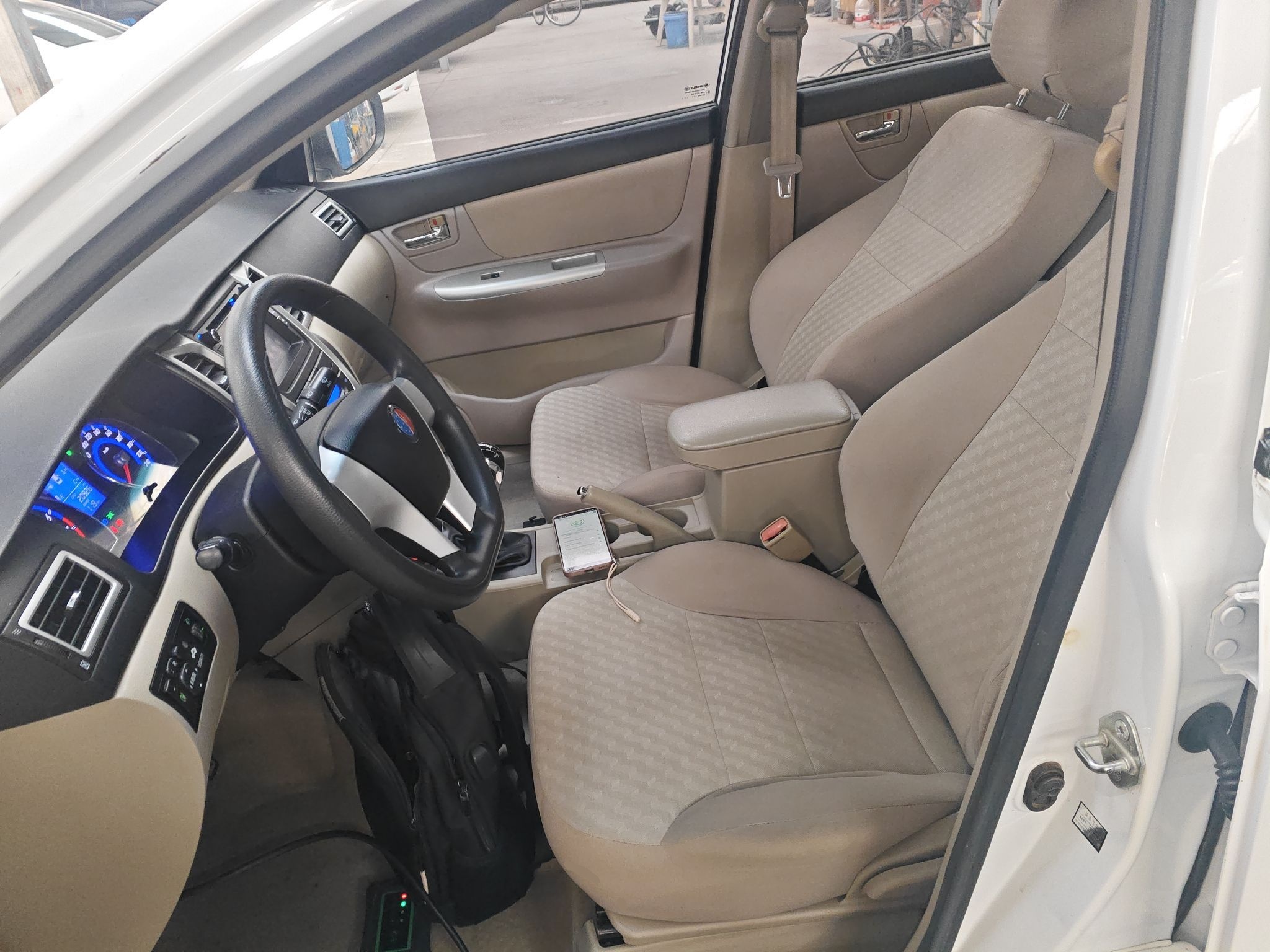 Переднее сиденье в автомобиле