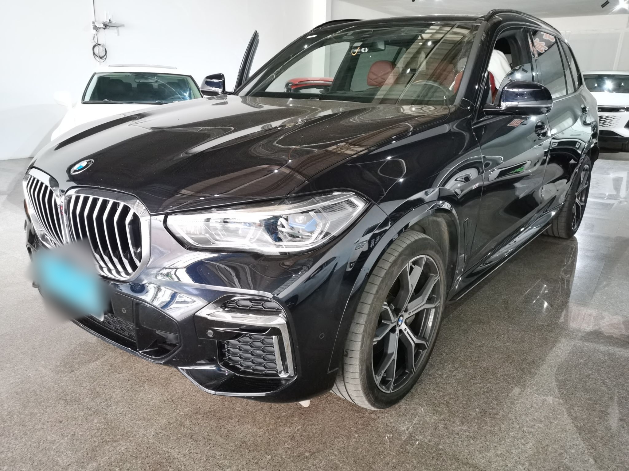 تحت مقدمة السيارة