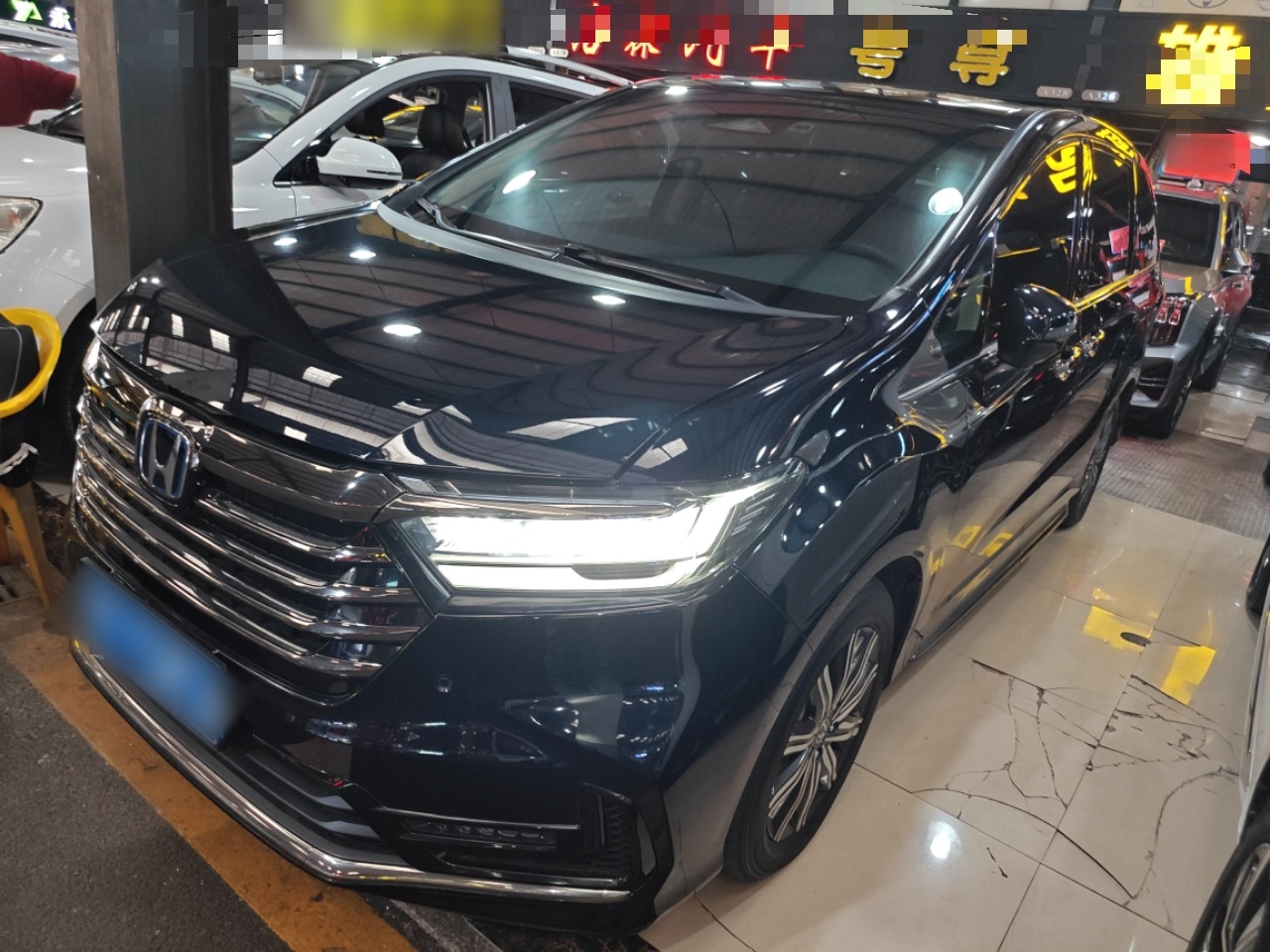 تحت مقدمة السيارة