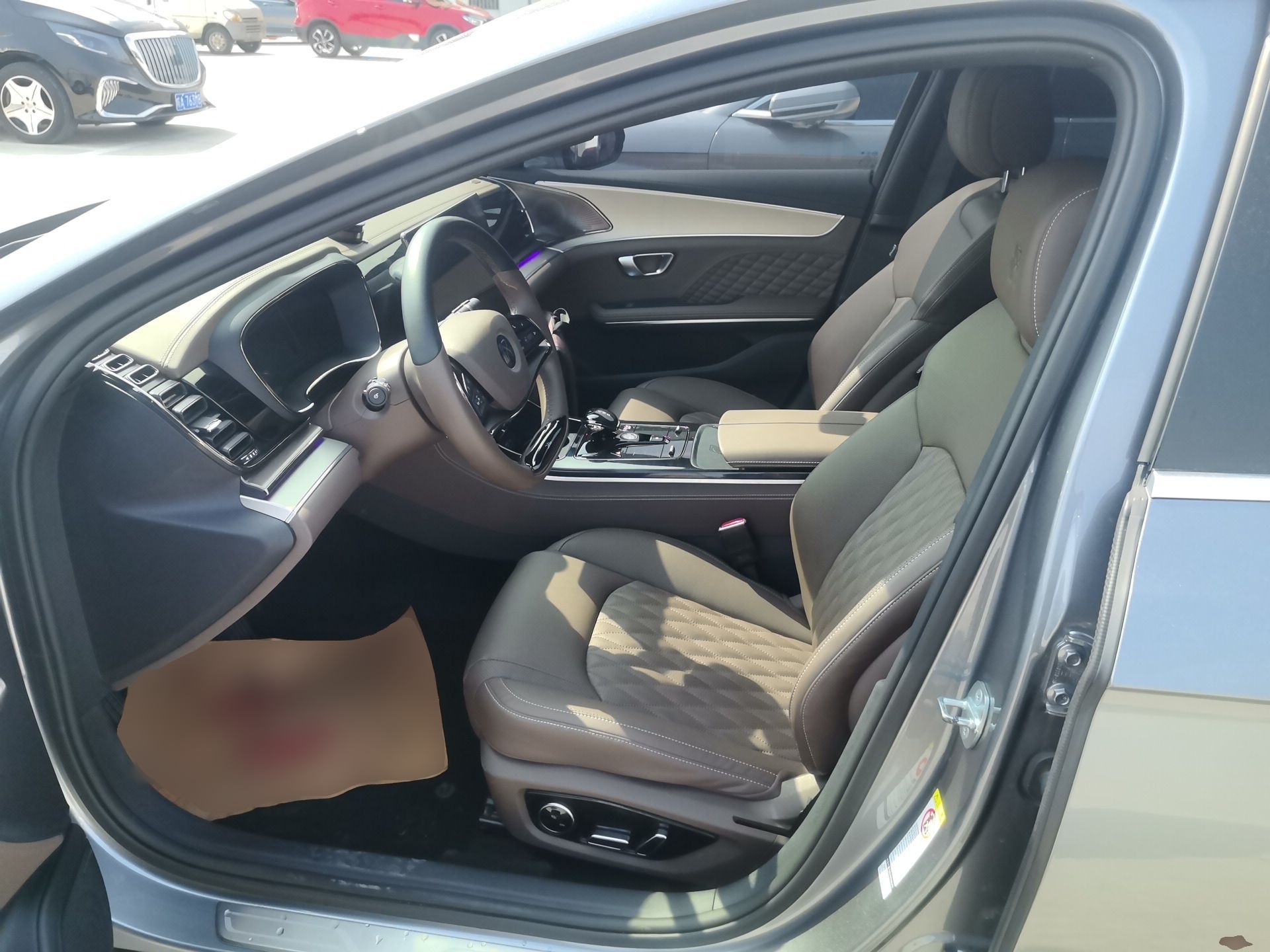 المقاعد الأمامية داخل السيارة