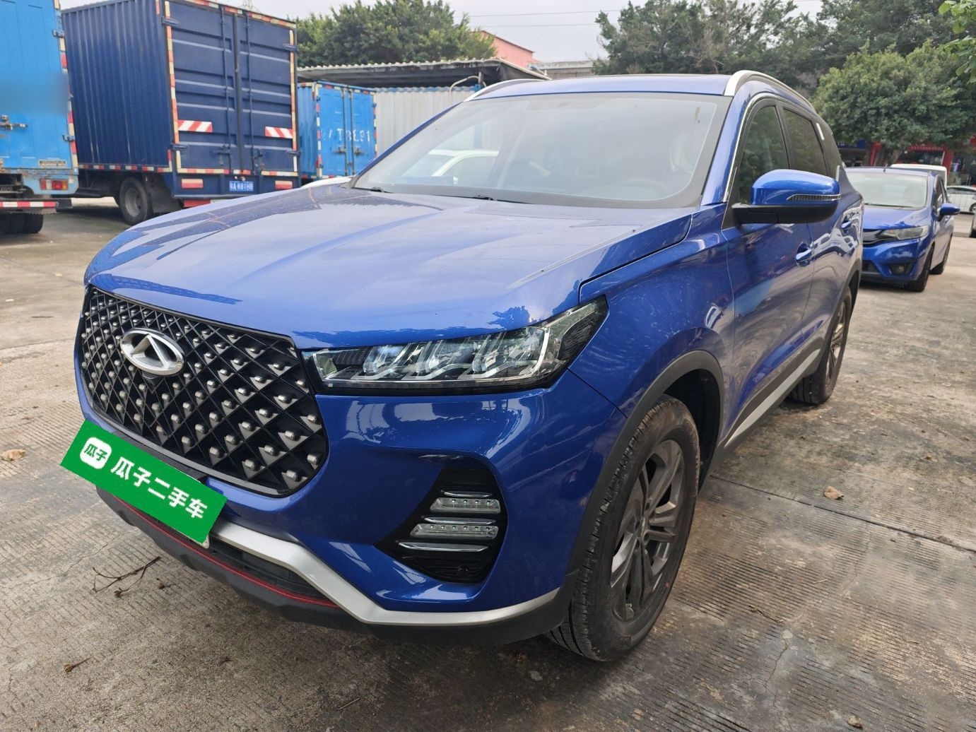 تحت مقدمة السيارة