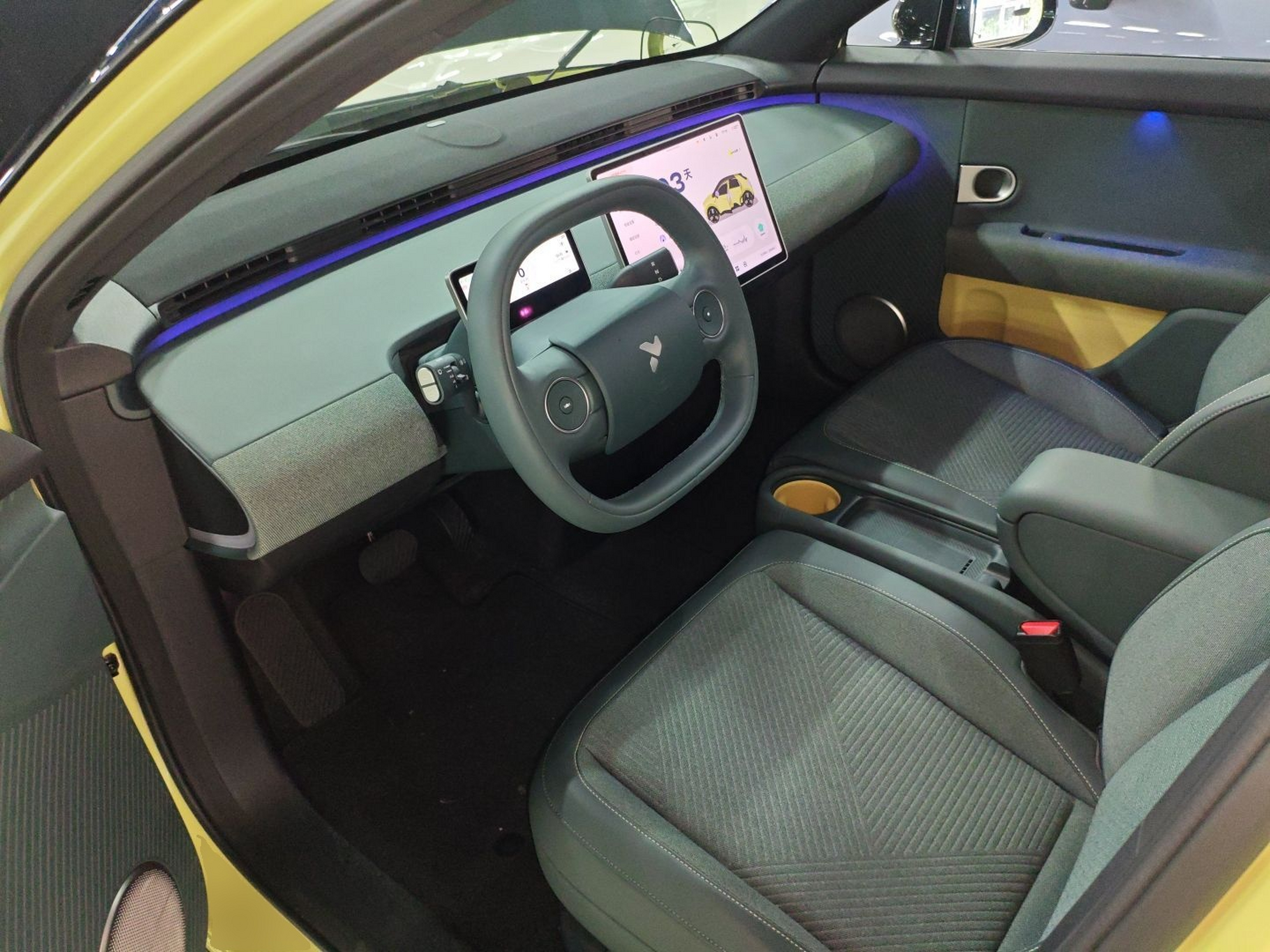 المقاعد الأمامية داخل السيارة