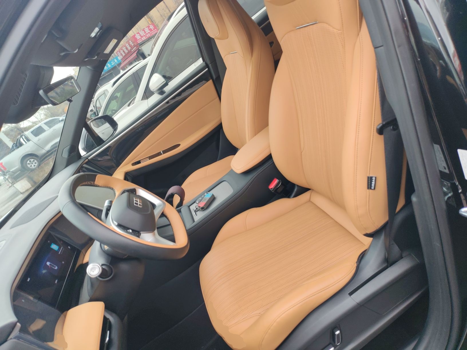 المقاعد الأمامية داخل السيارة