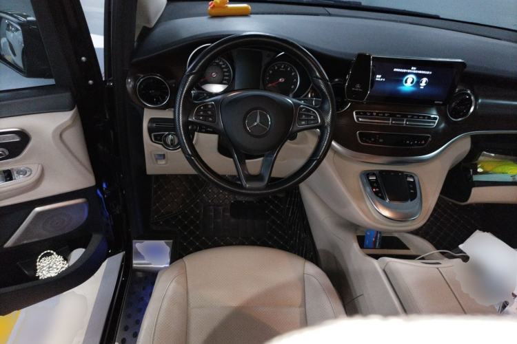 Used Mercedes-Benz V-Class 2021 V 260 Avantgarde Edition Steering Wheel