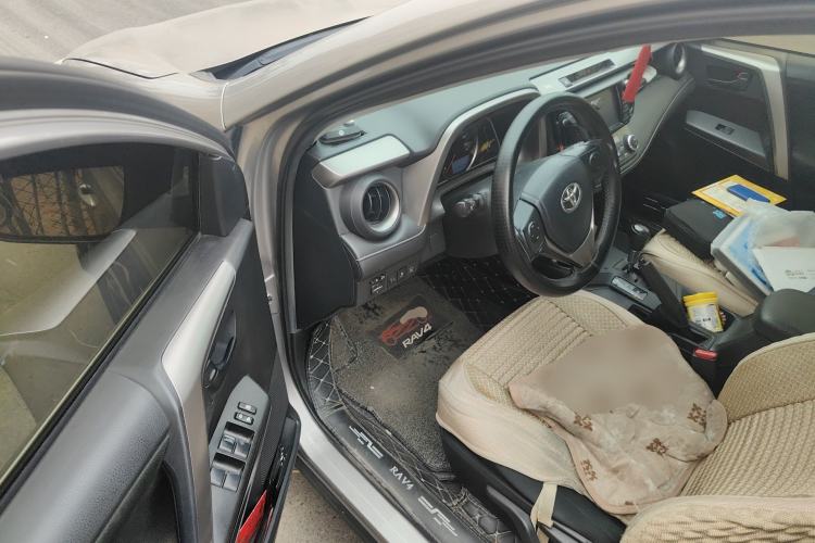 Used Toyota RAV4 2019 2.0L CVT Two-Wheel Drive Luxury Version China VI Standard Driver Seat