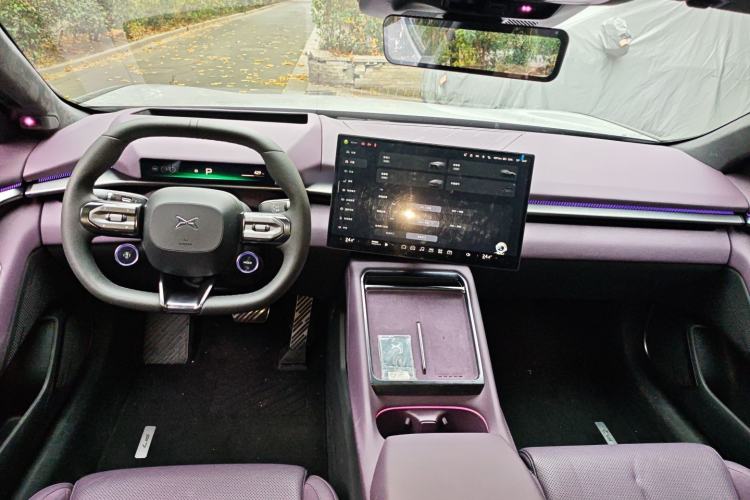 Used XPeng P7 2025 Model—820 Ultra Long Range Ultra Center Console