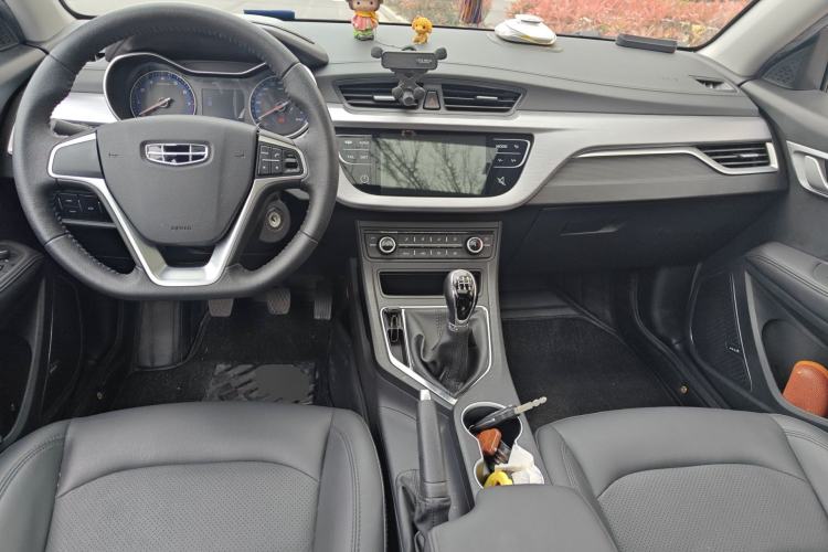 Used Geely Auto Vision 2019 Upgraded Model 1.5L Manual Luxury Version China VI Standard Center Console